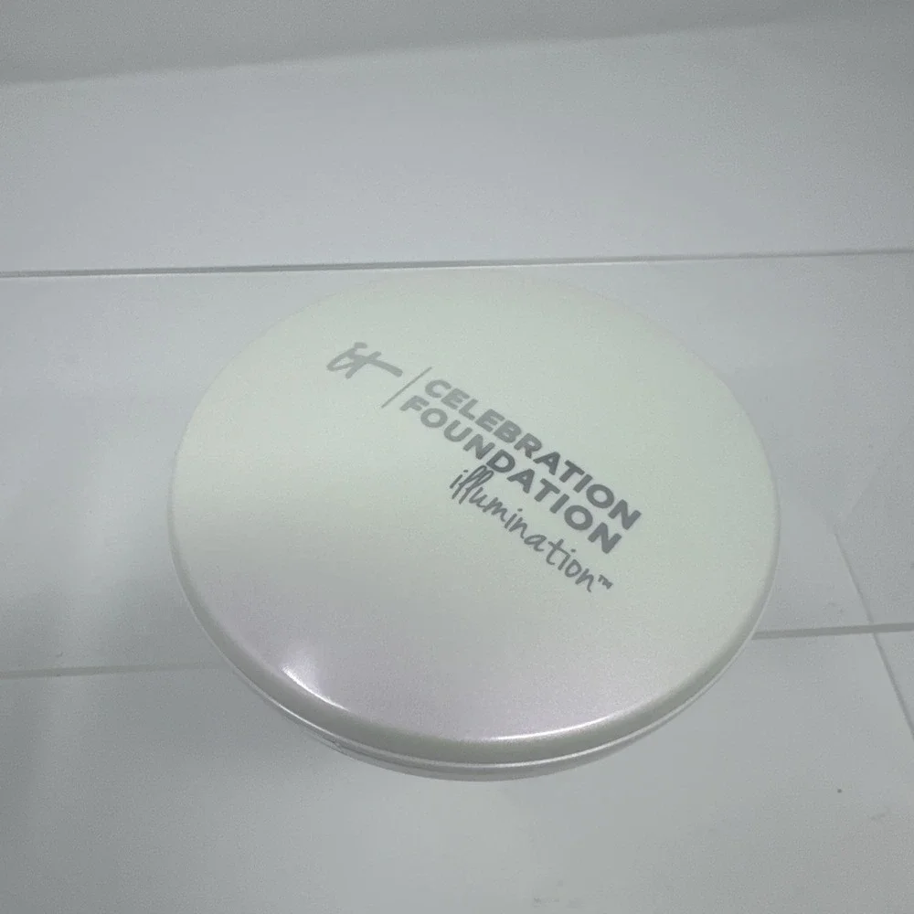 It Cosmetics Celebration Foundation Illumination Hydrating Powder 0.30 oz RICH